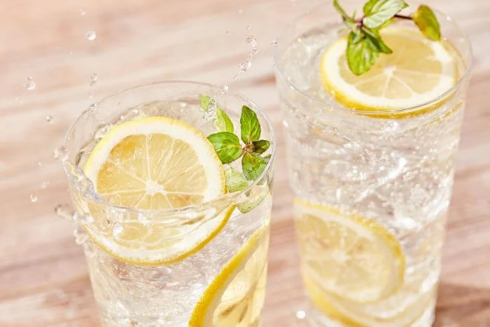 เลมอนวอเตอร์ (Lemon Water) ดีต่อสุขภาพอย่างไร? ข้อดีและข้อควรระวังครบในบทความเดียว