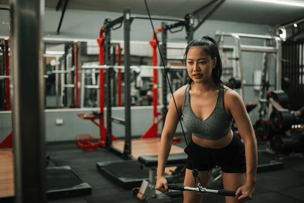Straight Arm Pulldown (ดึงแขนตรง) วิธีฝึกและข้อผิดพลาดที่ต้องระวัง