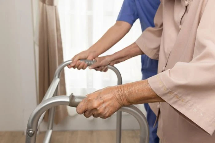 แค่กินโปรตีนอย่างเดียวป้องกัน “ภาวะกล้ามเนื้อน้อย” (Sarcopenia) ได้จริงหรือ? นักโภชนาการเผยเคล็ดลับสำคัญ: ต้องกินให้ถูก + ออกกำลังกายถึงจะเห็นผล!