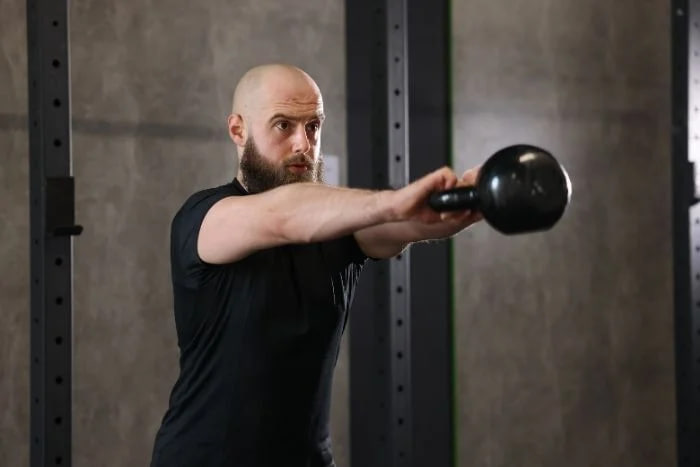 ทำไมเล่น Kettlebell Swing แล้วปวดหลัง? เจาะลึกวิธีออกแรงที่ถูกต้องและข้อผิดพลาดที่ต้องระวัง