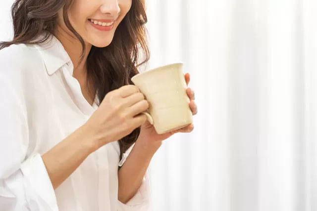 ดื่มเครื่องดื่มชูกำลังมากไปเสี่ยงผลข้างเคียง! ลองเปลี่ยนมาใช้ 5 วิธีนี้เมื่ออยากนอน